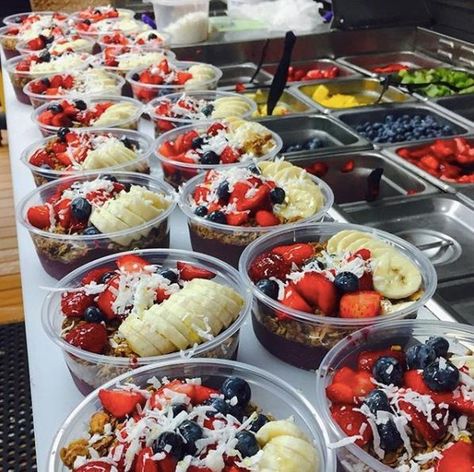 Acai Bowl Takeaway, Mini Acai Bowls, Smoothie Shop Design Ideas, Acai Bowl Party, Acai Bowl Bar Party, Smoothie Bowl Business, Açaí Bowl Bar, Healthy Food Truck Ideas, Smoothie Bar Aesthetic