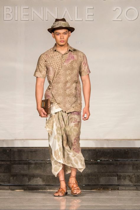 Nusantara Outfit, Batik Fashion Pria, Ecoprint Fashion, Batik Ecoprint, Outfit Cowok, Batik Ideas, Batik Fashion, Exotic Fashion, Google Map