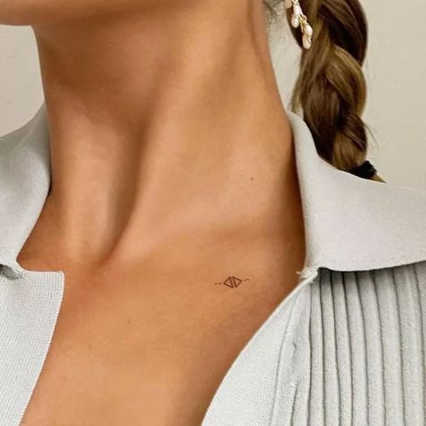 15 Collarbone Tattoo Ideas For Every Aesthetic and Style Tiny Tattoo Collarbone, Small Tattoo On Collar Bone, Delicate Clavicle Tattoo, Collar Bone Tattoo Fine Line, Colar Bone Tattoos Small, Tiny Collar Bone Tattoos For Women, Mini Collar Bone Tattoo, Collarbone Word Tattoo, Fine Line Tattoo Collar Bone