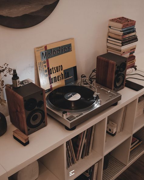 Books And Vinyl Aesthetic, Record Player Corner Ideas, Record Player Setup Aesthetic, Gramophone Table, Rock And Roll Aesthetic Room, Music Corner Living Room, Guitar Living Room, Curtain Color Ideas, Record Corner