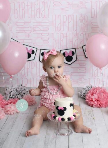 Minnie Mouse 1st birthday, smash cake, Disney, pink and black, Sara Jean Photography Minnies Bowtique, First Birthday Cake Ideas, Bowtique Party, Birthday Cake Pink, Yoo Hoo, Minnie Mouse Birthday Party Decorations, Baby First Birthday Cake, Minnie Mouse 1st Birthday, Minnie Birthday Party