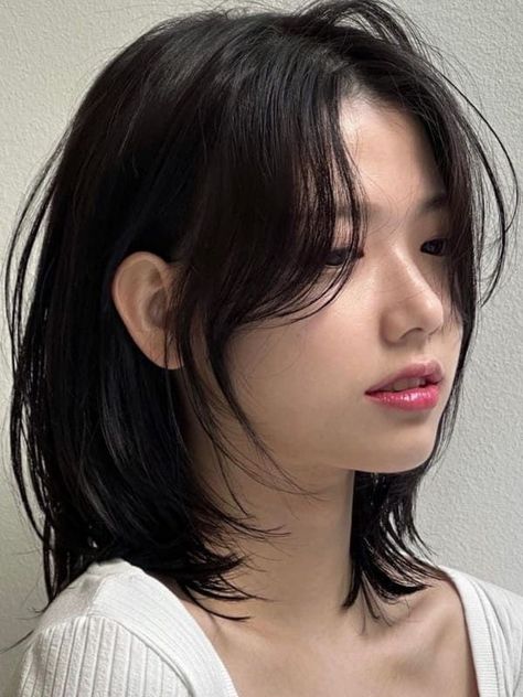 Trendy Korean Short Haircut, Cool Korean Hairstyle, Haircuts For Medium Hair Side Bangs, Different Shoulder Length Haircuts, Short Layers Women Haircut, Layered Short Hair Korean, Short Haircuts For Asian Hair, Layered Shoulder Length Hair Asian, Kpop Shoulder Length Hair