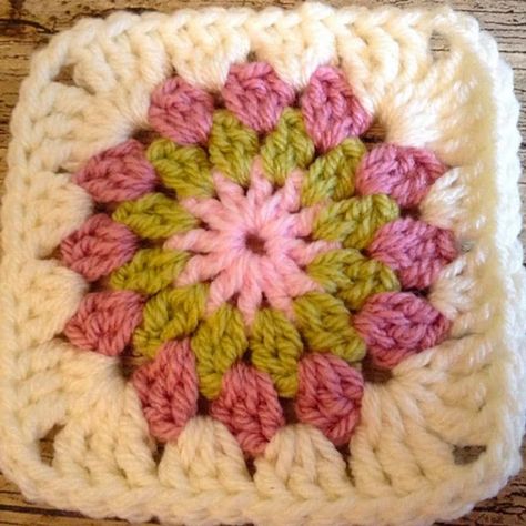 Mattonella fiore uncinetto schema Crochet Flower Granny Square Pattern, Crochet Flower Blanket, Flower Granny Square, Granny Square Crochet Patterns Free, Crochet Square Patterns, Granny Squares Pattern, Granny Square Crochet Pattern, Square Patterns, Crochet Square