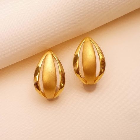 Simple Ear Rings Gold Daily Wear, Ear Rings For Women Daily Wear Gold, Gold Ornaments For Women, Gold Earrings Designs For Daily Use For Women, Daily Use Earings Design Gold, Ear Tops Gold Indian, Dailyware Earrings Gold, Gold Tops Earrings Indian, Gold Earrings Designs For Daily Use