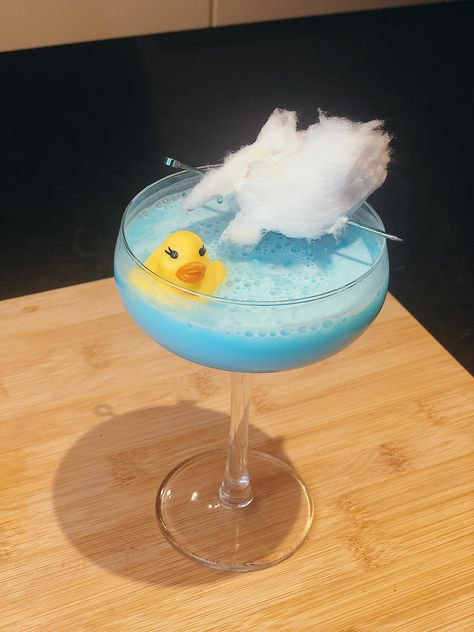 Blue bubble bath cocktail, blue cocktail, rubber duck, candyfloss, martini glass, pretty bubbles Fun Themed Drinks, Fancy Drinks To Make At Home, Cool Cocktail Ideas, Cute Party Drinks, Pretty Mixed Drinks, Crazy Cocktail Recipes, Themed Cocktail Ideas, Cool Looking Cocktails, Cool Drinks Aesthetic