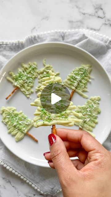 Pretzel Trees, Christmas Tree Desserts, Christmas Pretzels, Vegan White Chocolate, Salty Treats, Pretzel Sticks, Melting White Chocolate, Green Food, Chocolate Pretzels