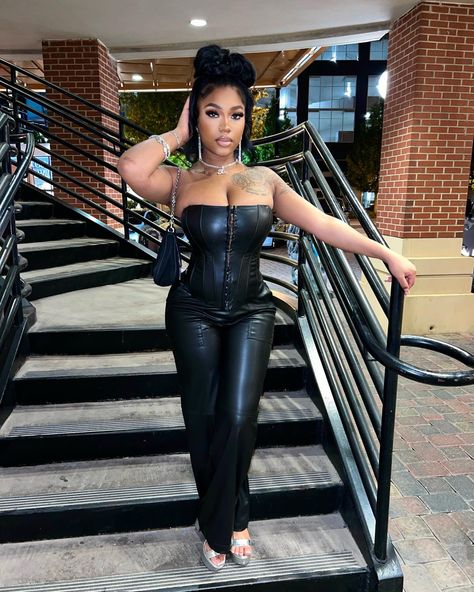 Black Corset And Leather Pants, Corset Top And Leather Pants Outfit, Lace Corset Outfit Black Women, Corset Outfit Ideas Black Women, Corset Birthday Outfit Black Women, Leather Pants Corset Outfit, Corset Top With Leather Pants, Black Leather Outfit Black Women, All Black Outfit With Heels