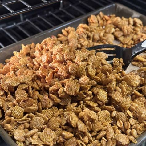 Praline Peanuts Recipe, Praline Crunch Snack Mix Recipe, Pecan Praline Crunch, Praline Crunch Snack Mixes, Pecan Praline Crunch Recipe, Praline Chex Mix Recipe, Praline Crunch Recipe, Praline Desserts, Chex Snacks