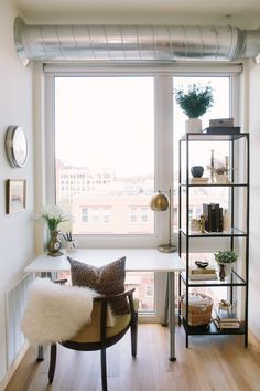 BRB – This Dreamy Apartment Has Us Packing Our Bags for Minneapolis Small Office Room, Tiny Home Office, Bedroom Decor For Women, Tiny Office, Home Office Ideas For Women, Small Space Office, Apartment Bedroom Decor, Small Apartment Decorating, Diy Network