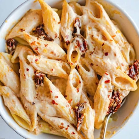 Sun Dried Tomato Hummus, Tomato Hummus, Tahini Pasta, Tofu Pasta, Hummus Pasta, Easy Pasta Sauce, Vegan Protein Recipes, Lentil Pasta, High Protein Vegan