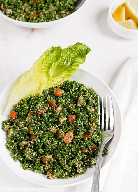 Authentic homemade easy Lebanese Tabbouleh recipe. Tabbouleh is especially delicious in the summer when fresh herbs are abundant. Tabuli Salad Traditional, Lebanese Tabbouleh, Tabbouleh Recipe, Tabbouleh Salad, Diy Easy Recipes, Fresh Salad Recipes, Grilled Meats, Lebanese Recipes, Middle Eastern Recipes