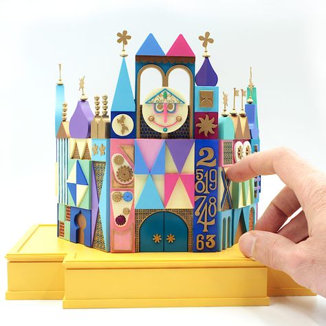 Miniature scale model of It's a small world Disneyland attraction. Disney Miniatures Diy, Disney Miniatures, Disney Architecture, Disney Table, Small World Disneyland, Disneyland Gifts, Joey Chou, Miniature Buildings, Its A Small World