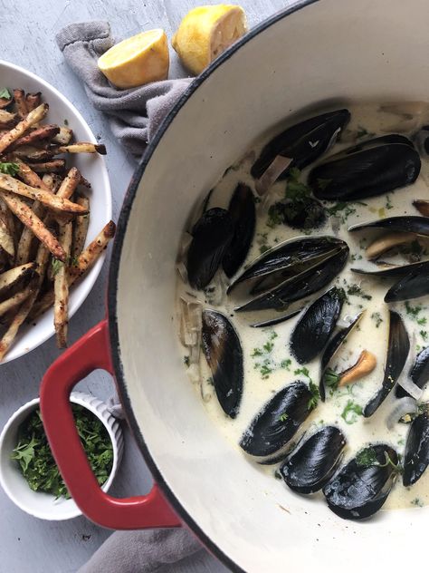 These creamy white wine mussels are the ultimate date night dinner topped with oven baked lemon pepper fries and fresh arugula. #whitewinemussels #mussels #glutenfreedinner #healthydinner #salimaskitchen Mussels In Creamy White Wine Sauce, Lemon Pepper Fries, White Wine Mussels, Mussels In White Wine Sauce, Gluten Free Baguette, Date Night Dinner, Mussels Recipe, White Wine Sauce, Baked Fries