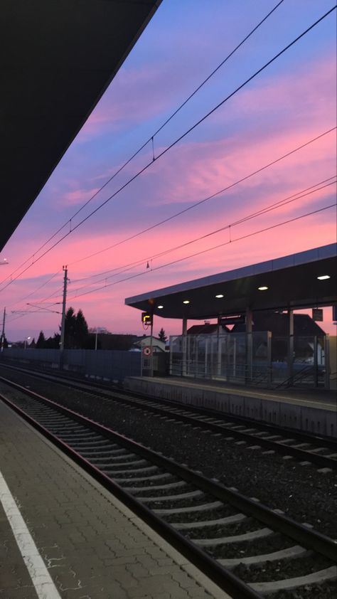 Metro Train Aesthetic, Trainstation Aesthetic, Grainy Photography, Usa Wallpaper, Dark Green Aesthetic, Sunset Summer, Mood Instagram, Pink Sunset, Purple Sky