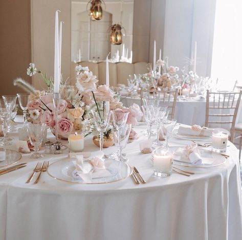 Unique Sweetheart Table Ideas, Wedding Decor Blush Pink, Pink Bridal Shower Decor, Royal Wedding Themes, Wedding Dining Table, Pastel Pink Weddings, Blush Pink Bridal Shower, Vintage Wedding Table, The Romantics