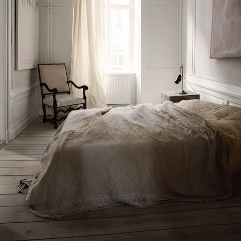 1,286 Likes, 7 Comments - Oliver Gustav (@studioolivergustav) on Instagram: “Soft morning #studioolivergustav #copenhagen” Oliver Gustav, Timeless Interiors, Scandinavian Bedroom, Vintage Bedroom, Minimal Home, World Of Interiors, Minimalist Decor, Elle Decor, Minimalist Home