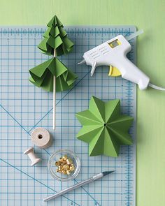 Paper trees for Christmas decorating. I really enjoyed the video tutorial that shows how to make the trees. Paper Trees, Kerajinan Diy, Folding Origami, Paper Christmas Tree, Paper Tree, God Jul, Noel Christmas, Christmas Paper, Xmas Crafts