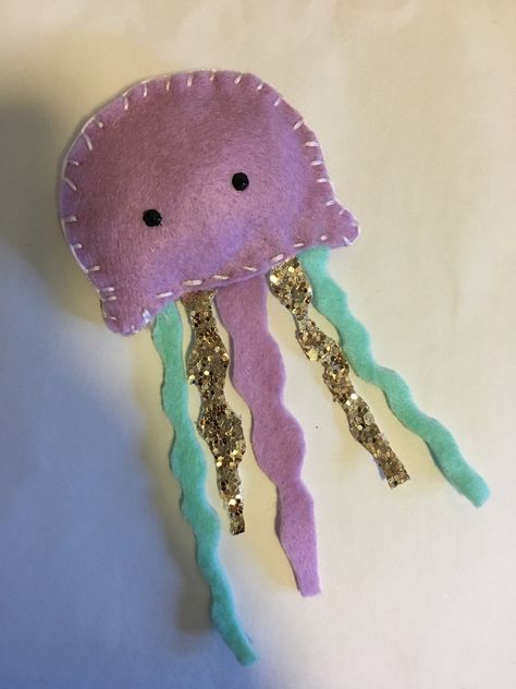 Felt jellyfish so cute and easy to make Felt Jellyfish Pattern Free, Felt Jellyfish, Felt Stuffies, Sewing Soft Toys, Plush Craft, Diy Felt Christmas Ornaments, Felt Fish, Waldorf Crafts, Felt Mobile