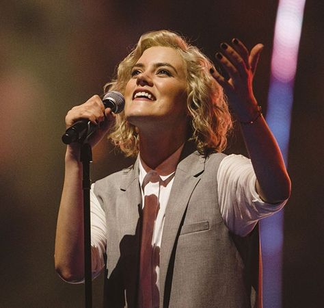 Taya Smith, Hillsong UNITED #hillsongunited #tayasmith Hillsong Aesthetic, Worship Leading, Taya Smith, Hillsong Church, Hillsong Worship, Hillsong United, Worship Leader, Passion For Life, Hair Fashion