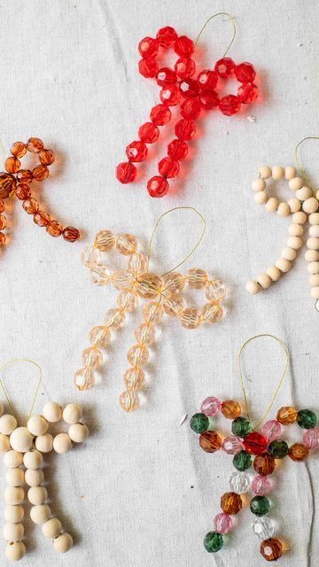 Bead Bow Ornaments Diy, Christmas Ornaments Beads Diy, Beaded Bow Ornament Diy, Diy Beaded Bow Ornaments, Bead Bow Ornament, Diy Bow Ideas, Craft Thread Projects, Kid Christmas Ornament Crafts, Christmas Crafts Beads