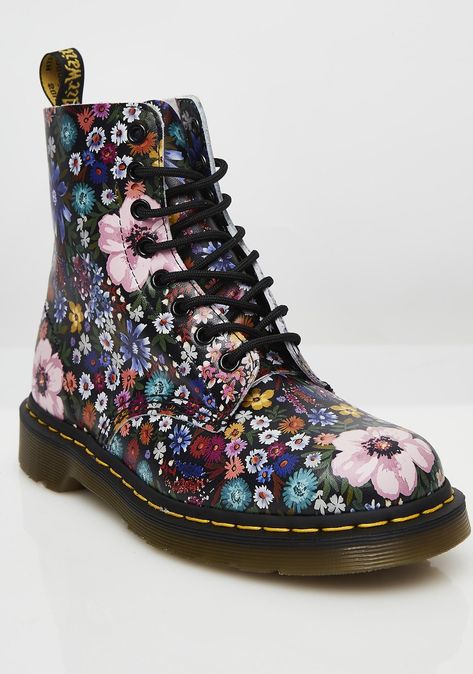 Red Doc Martens, White Doc Martens, Dr Martens Style, Doc Martens Style, Flower Boots, Doc Martens Outfit, Doc Martens Boots, Army Boots, Dr Martens Boots