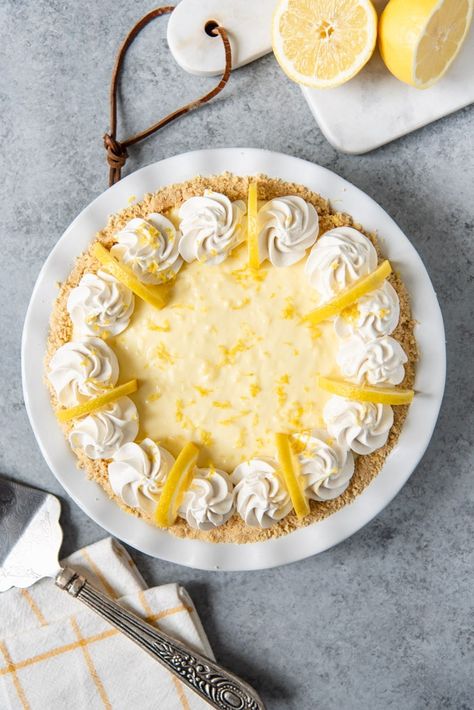 An image of an entire no-bake lemon cream pie decorated with swirls of whipped cream and lemon wedges. No Bake Lemon Pie, Lemon Chiffon Pie, Lemon Sour Cream Pie, Lemon Icebox Pie, Lemon Pie Recipe, Baking Recipes Pie, Lemon Treats, Icebox Pie, Frozen Pie