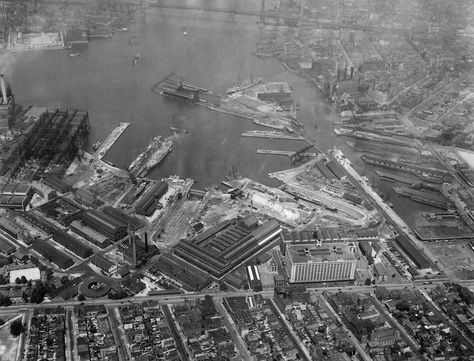 New_York_Navy_Yard_aerial_photo_in_the_early_1930s London Docklands, Brooklyn Navy Yard, Train Map, Newcastle Upon Tyne, River Thames, United States Navy, White Picture, Crazy People, Photo Puzzle