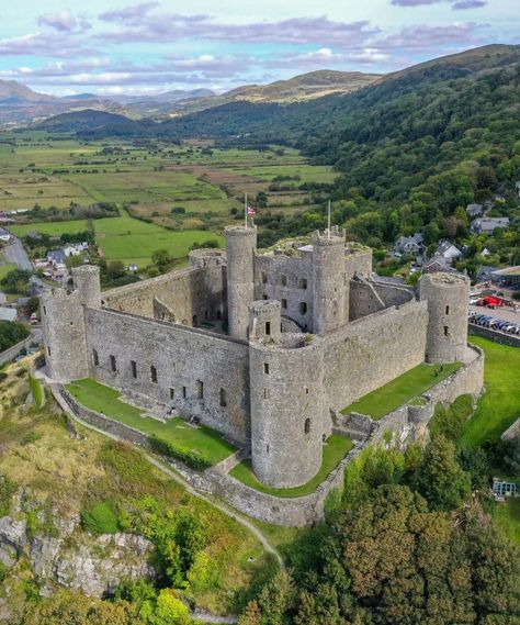 Harlech Castle is a... - Castle & Architecture World French Chateau Mansion, Harlech Castle, Castles Of The World, Castle Medieval, Castle Architecture, Welsh Castles, Modern Castle, Old Country Houses, British Castles