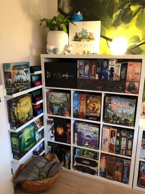 Family Game Organization, Boardgame Display Ideas, Small Board Game Room, Board Game Organization Living Room, Nerd Apartment Aesthetic, Boardgame Room Idea, Board Game Storage Living Room, Board Game Room Design, Nerd Living Room