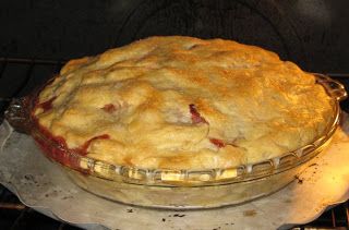 Crabapple Pie, Fruit Pie Crust, Crab Apple Recipes, Strawberry Rhubarb Pie Recipe, Tuesday Recipes, Cranberry Pie, Tasty Tuesday, Fluff Desserts, Yummy Desserts Easy