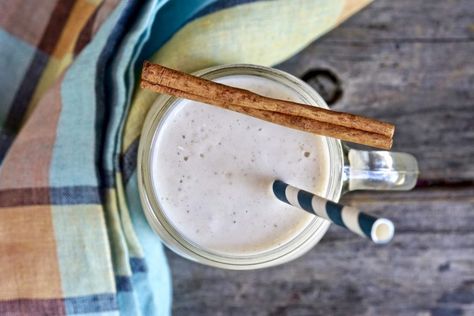 pear-oat-almond-smoothie Cinnamon Bun Smoothie, Dessert Substitutes, Almond Smoothie, Ice Milk, Cinnamon Bun, Late Night Snacks, Cinnamon Banana, Pure Maple Syrup, Unsweetened Almond Milk