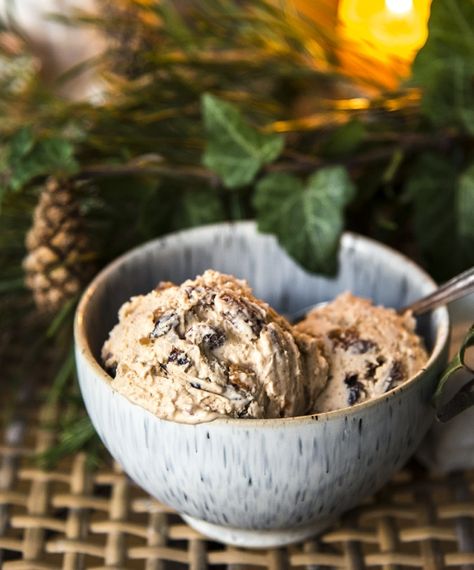 Festive Christmas pudding flavoured ice cream Christmas Pudding Ice Cream, Ice Cream Ideas, Strawberry Nice Cream, Cinnamon Hot Chocolate, Christmas Content, Great British Food, Christmas Ice Cream, Cream Photo, White Chocolate Bark