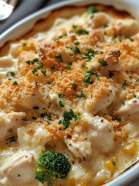 Chicken Divan Casserole, Chicken Divan, Chicken Fresh, Casserole Easy, Frozen Broccoli, Cheesy Sauce, Fresh Broccoli, Tender Chicken, Easy Casserole