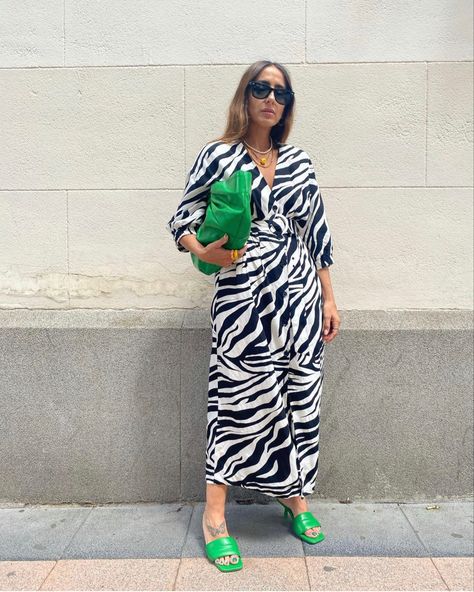 Laura Eguizabal, Estilo Hijab, Zebra Dress, Street Style Edgy, Causual Outfits, Pinterest Outfits, New Classic, Colourful Outfits, Fashion Mode