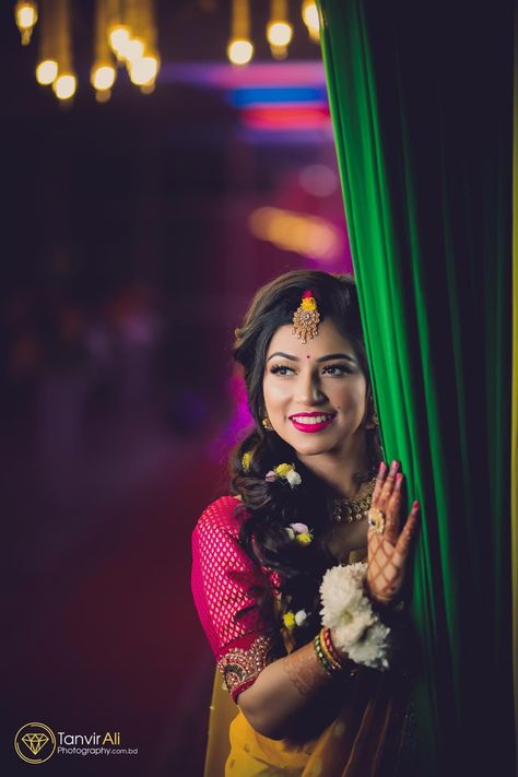 Bride Candid Poses, Haldi Reels, Haldi Girl, Mehndi Shoot, Night Poses, Haldi Poses For Bride, Haldi Poses, Haldi Bride, Mehendi Photography