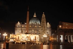 Christmas Tree and Nativity Scene Light Up St. Peter's Square Italian Christmas Traditions, Christmas In Rome, Christmas In Italy, Saint Peter Square, Christmas Destinations, Christmas In Europe, Italian Christmas, Italian Culture, Vatican City