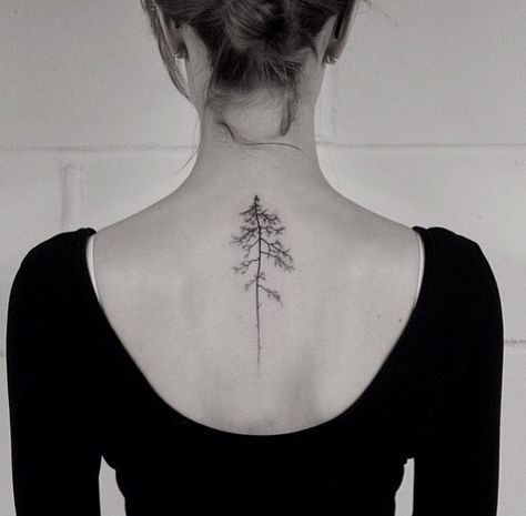 Tattoo Pine Tattoo, Feminine Back Tattoos, Tree Tattoo Back, Roots Tattoo, Tattoo Son, Pine Tree Tattoo, Dot Tattoos, Tattoo Trend, Tree Of Life Tattoo