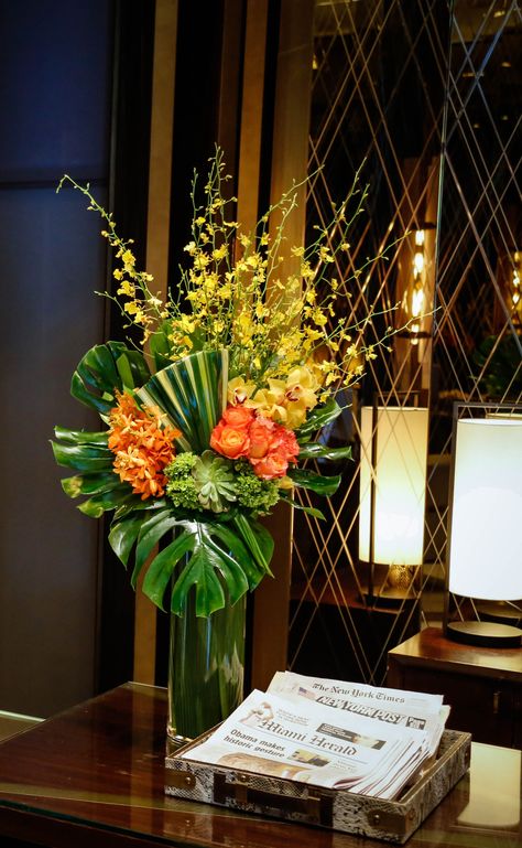 Hotel Lobby Flowers, Lobby Flowers, Hotel Flower Arrangements, Luxury Flower Arrangement, Desk Flowers, Jeff Leatham, Floral Designs Arrangements, Modern Floral Arrangements, Floral Art Arrangements