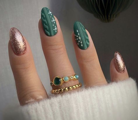 Green Christmas Nails, Christmas Sweater Nails, White Rings, Unghie Nail Art, Red Christmas Nails, Christmas Gel Nails, Sweater Nails, Rose Gold Nails, Winter Nail Designs