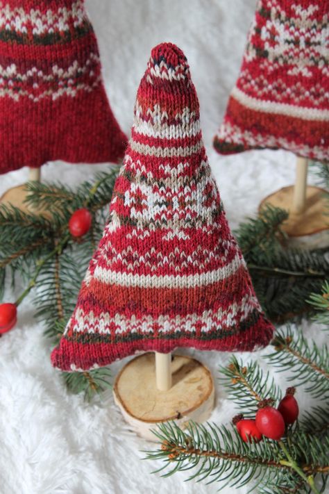 Christmas Sweater Trees Tutorial | Recycle an old sweater into some trendy Christmas decor with this beginner sewing project! Upcycled Sweater Projects, Sewing Christmas Projects, Sweater Trees, Upcycle Sweaters, Old Sweater Crafts, Sweater Tree, Renegade Seamstress, Sweater Projects, Upcycled Thrift