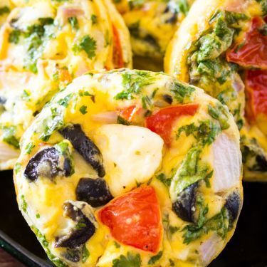 Greek Egg Muffins Veggie Egg Muffins, Muffin Cups Recipes, Egg Muffin Cups, Greek Breakfast, Nutrition Therapy, On The Go Breakfast, Egg Muffins Recipe, Diet Menu Plan, Egg Muffins Breakfast