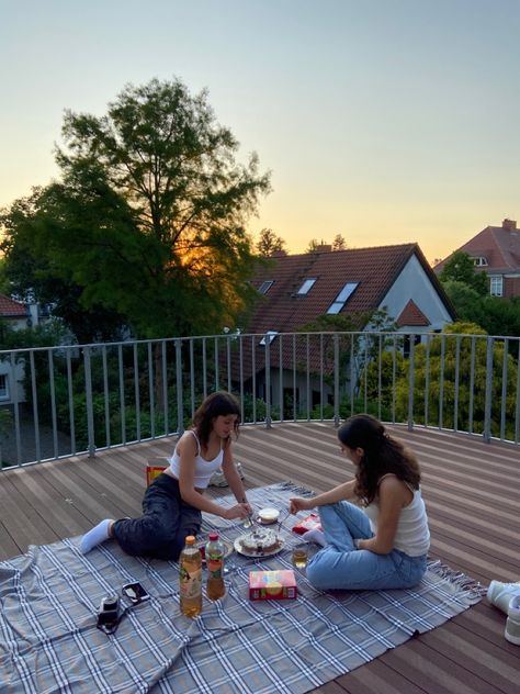 Picnic On Balcony, Porch Sleepover, Balcony Picnic, Apartment Deck, Picnic With Friends, Presents Ideas, Home Balcony, Fun Sleepover Ideas, Birthday Inspo