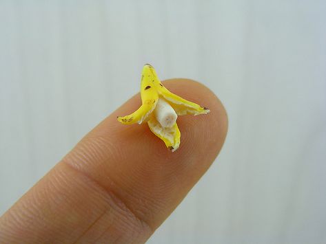 peeled mini banana ++ shay aaron Mini Choses, Mizuhara Kiko, Mini Bananas, Food Sculpture, Mini Toys, Small Banana, Tiny World, Tiny Food, Food Jewelry