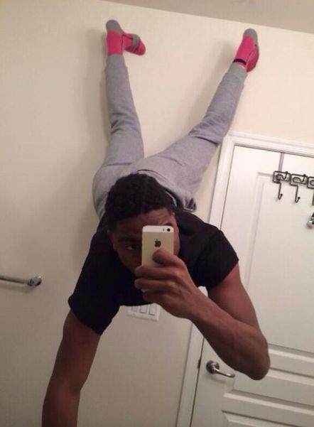 Some call it the #And1SelfieLeague. Some call it the #SelfieOlympics. Everybody calls it hilarious. Phone Selfie Pictures, Extreme Selfies, Funny Selfie, Selfie Fail, Funny Selfies, Iphone Wallpaper For Guys, Best Selfies, Solo Photo, Selfie Ideas