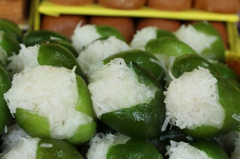 limon relleno de coco...– Limón relleno de coco. Este dulce se prepara con un coco rayado cocido a fuego lento con leche y azúcar, y las cáscaras de limón hervidas con azúcar hasta formar un dulce cristalizado. Una vez preparados los ingredientes, se introducen pequeñas dosis de coco en las cáscaras de limón. Mexican Coffee, Mexican Candy, Wedding Sweets, Mexican Dessert, Coffee Dessert, Old Recipes, American Food, Healthy Living Tips, Dessert Table