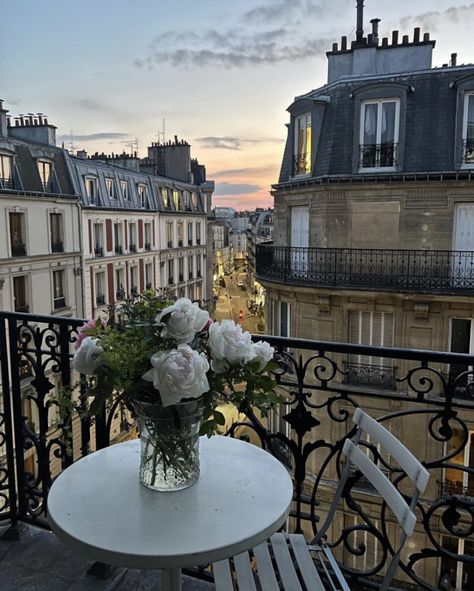 Paris Dream, France Aesthetic, Paris Vibes, Paris Home, Parisian Vibes, Parisian Life, Paris Aesthetic, Parisian Apartment, Living In Paris