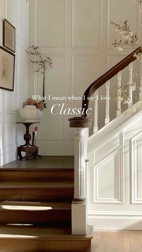 #warmcolors #decorideas #interiordesign #homeinspiration #colorpalette #homedecor #interiorstyling #designinspiration #colortrends French Chateau Staircase, Modern Traditional Hallway, French Farmhouse Staircase, Entryway Molding, Stairs Foyer, Classic Staircase, French Inspired Home, Traditional Staircase, Bedroom Foyer