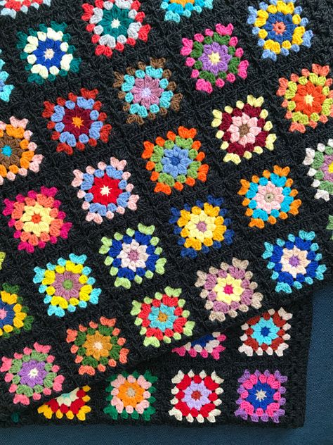 Classic Granny Square Blanket, Granny Square Blanket Black, Crochet Daisy Blanket, Granny Square Vintage, Black Granny Square, Floral Granny Square, Daisy Blanket, Retro Couch, Granny Square Quilt