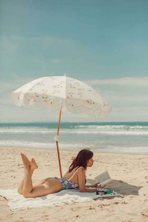 Beach Shots, Vintage Beach Photos, Beach Editorial, Poses Photoshoot, Beach Pink, Beach Photography Poses, Beach Shoot, Tropical Beaches, Beach Umbrella