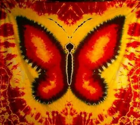 Hippie Butterfly ! Tie Dye Folding Techniques, Tie Dye Butterfly, Tie Dye Shirts Patterns, Tye Dye Patterns, Ty Dye, Diy Tie Dye Designs, Tie Dye Patterns Diy, Marker Crafts, Tie Dye Party